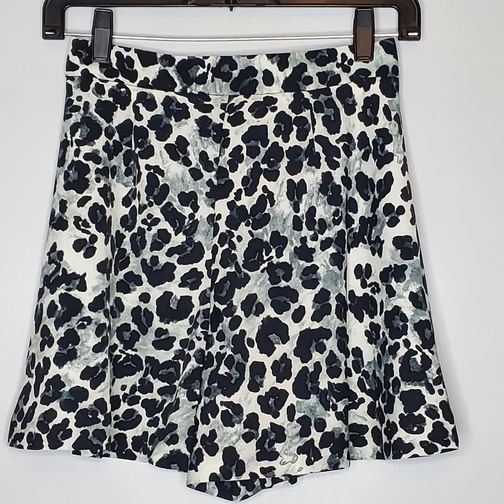 ZARA Black and‎ White Leopard Animal Print Snow Leopard Skort Shorts XS